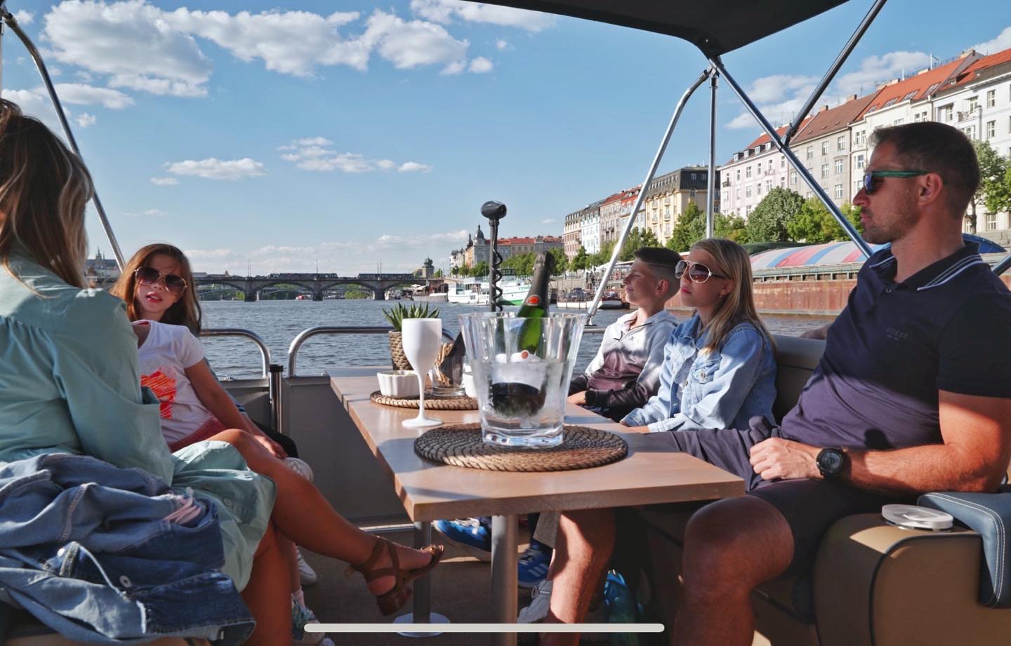 🚤✨ Family adventure on the Vltava River in beautiful Prague!