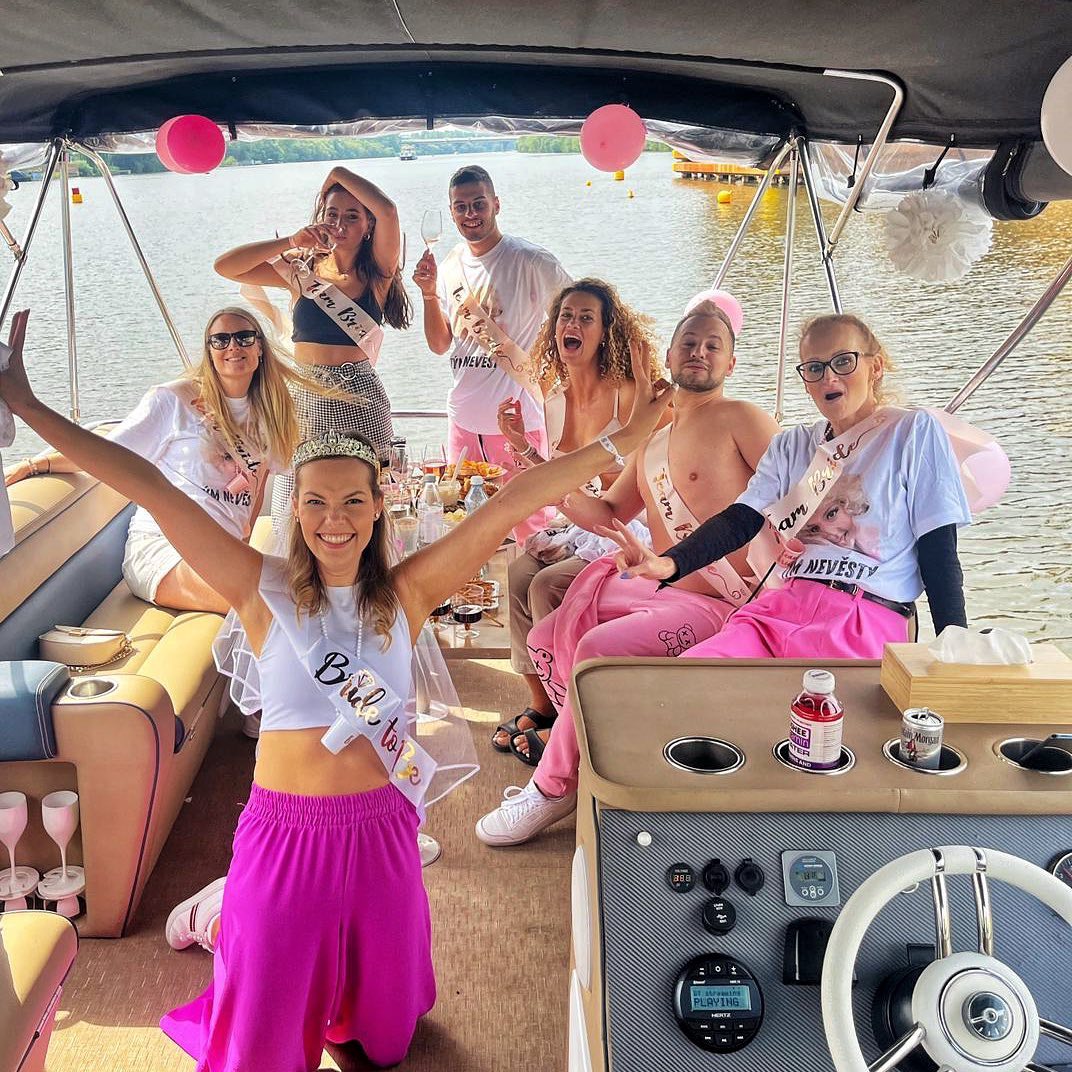 🌟 We offer unique and memorable bachelorette parties or any special occasion events in Prague on our luxurious pontoon boat